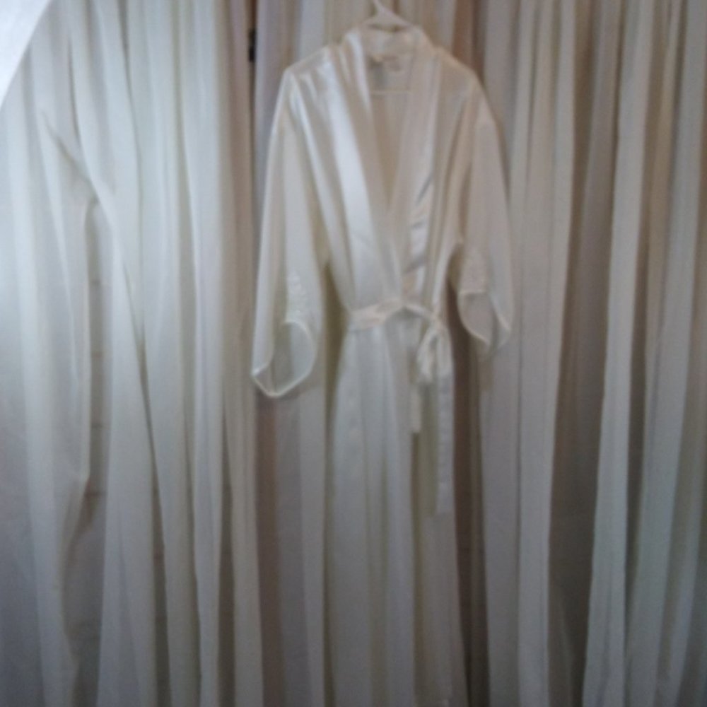 Dentelle White Satin Robe